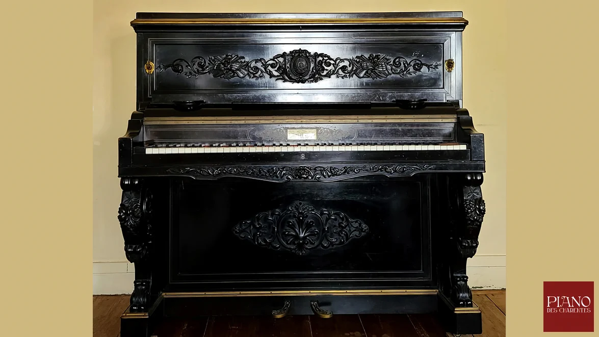 https://www.pianodescharentes.fr/wp-content/uploads/2023/08/pleyel-gp-noir-napoleon-1860.webp