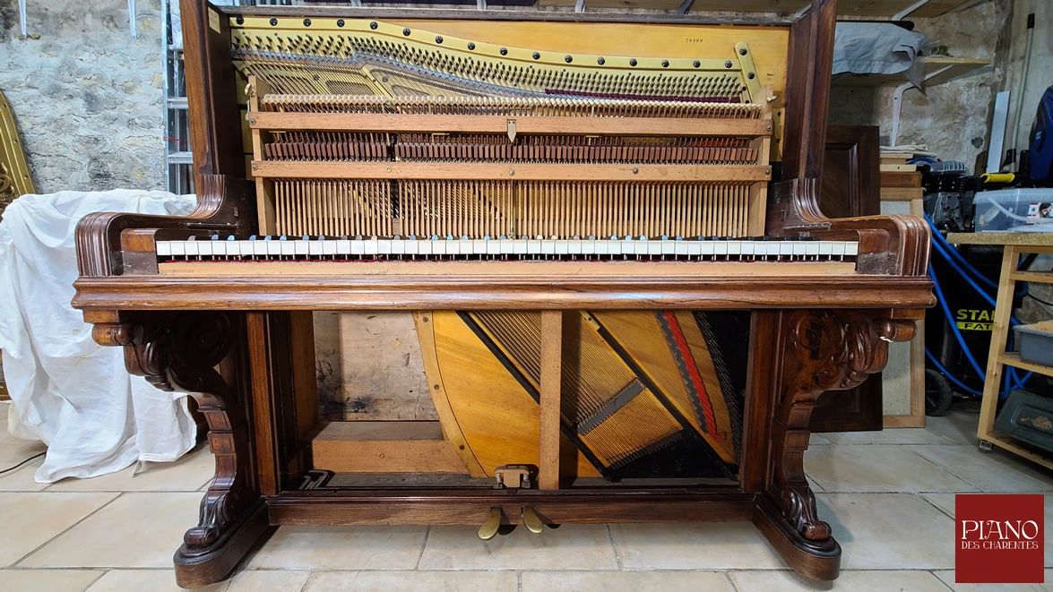 Piano droit ERARD N°9 oblique palissandre frisé 1899