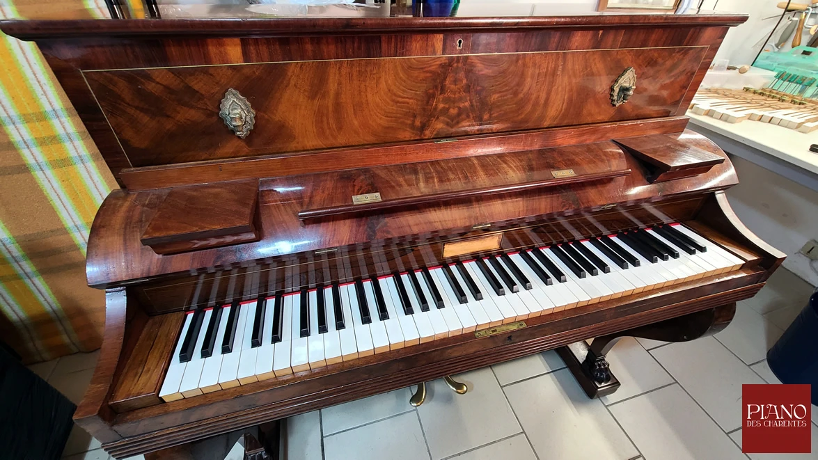 PLEYEL Pianino 1837 Acajou de Cuba ronceux filet de laiton et pattes de Lion